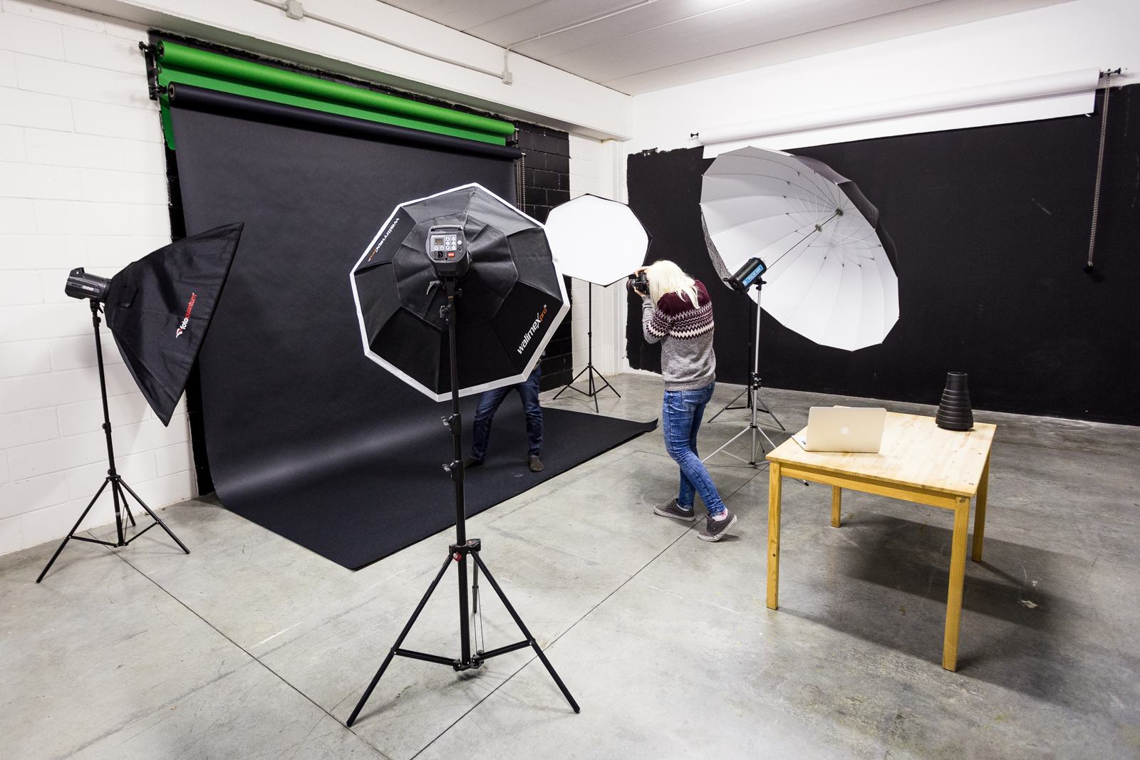 Il fondale nero steso a terra con ombrelli e softbox